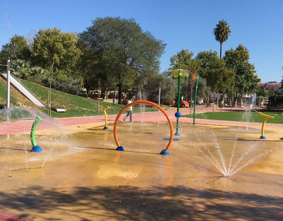 Juegos del agua del Parque Concejala Dolores Camino (Gines, Sevilla)